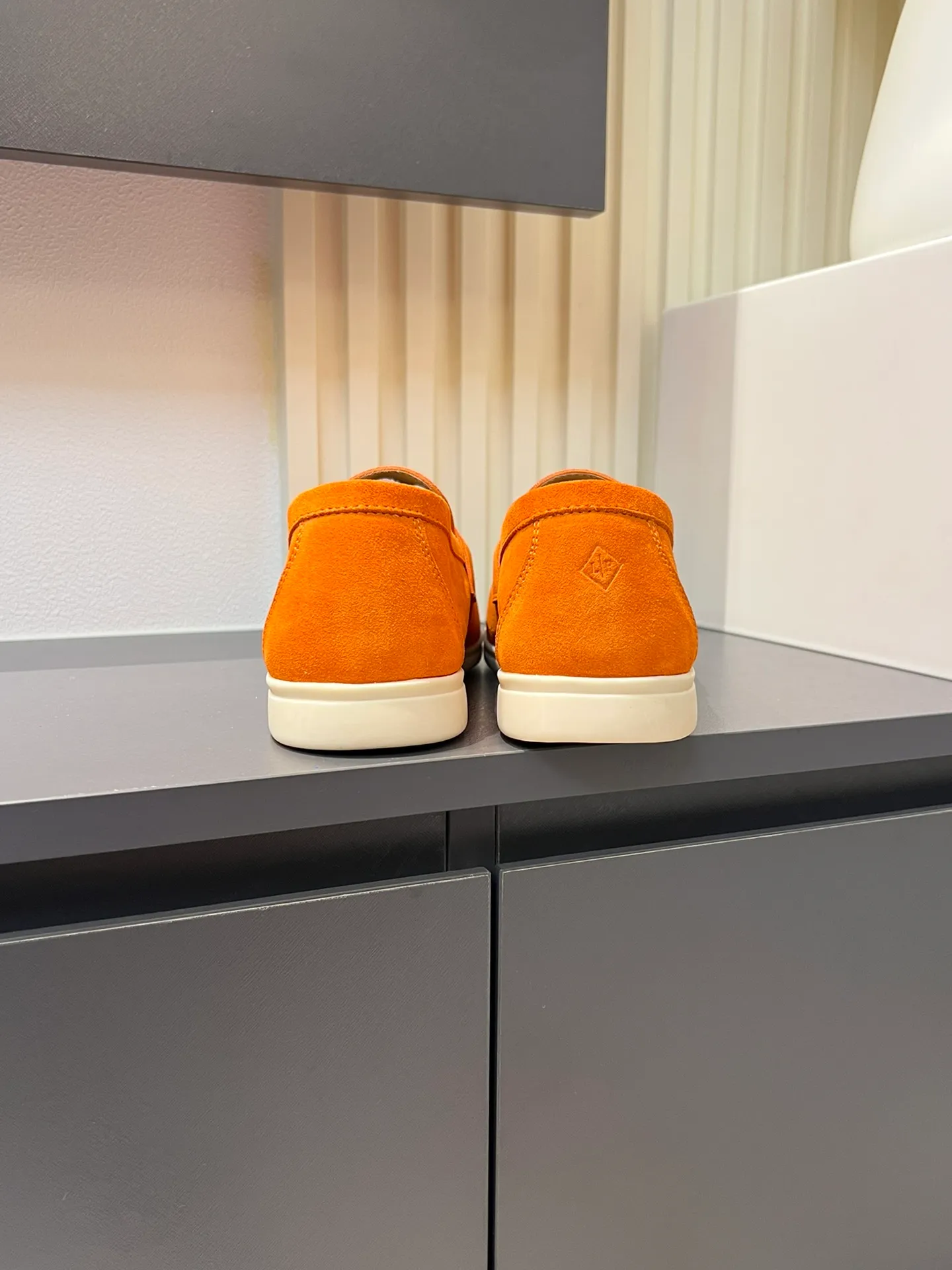 Men's shoes 💰p360 "Loro men's shoes 💰pian'*" Classic L men's shoes for couples 💰p Top version British flat loafers, a must-have item in old money style, the minimalist design is eye-catching and durable, a plus point for dressing The soft foot feel and texture are outstanding. They don’t scratch your feet and are very nice. They are matched with soft and waxy soles. They can be worn daily for a long time without getting tired. They are easy to wear, versatile and classic items, with perfect foot feel and texture! Imported cashmere fabric, the lining is made of imported A-grade water-dyed cow lining, the top version of the genuine leather midsole is sewn with pure handmade mark thread! Size: Female 35-40 (34. Customized) Male 38-44 (45.46. Customized)
